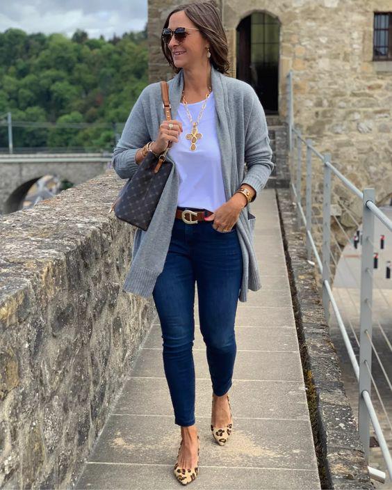 Outfits con cardigans para mujeres maduras