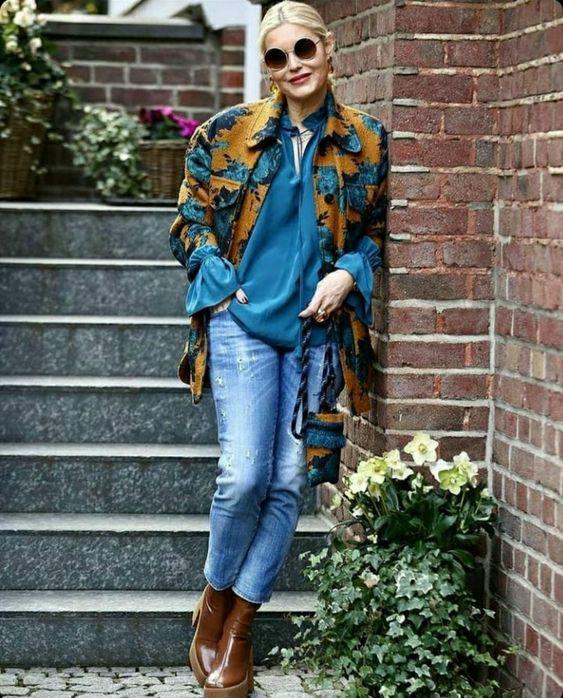 Looks con botas cafés para mujeres maduras