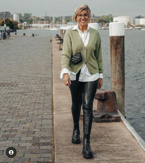 Ideas con botas negras para mujeres maduras