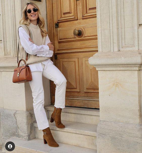 Looks con botas cafés para mujeres maduras