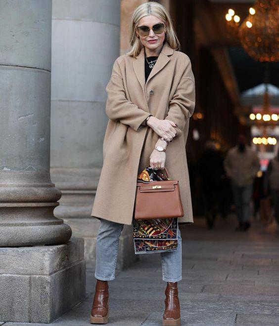 Looks con botas cafés para mujeres maduras