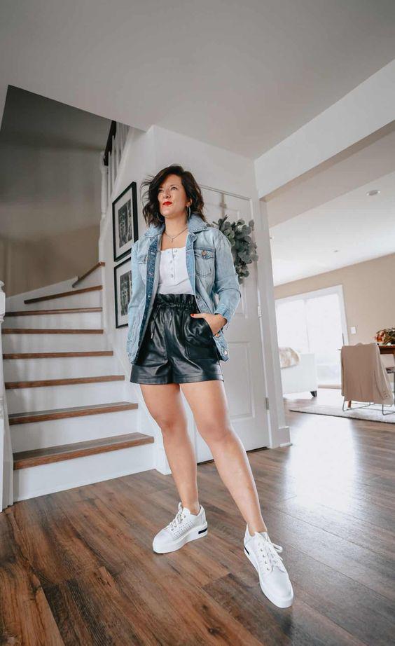 Looks casuales con shorts negros de piel