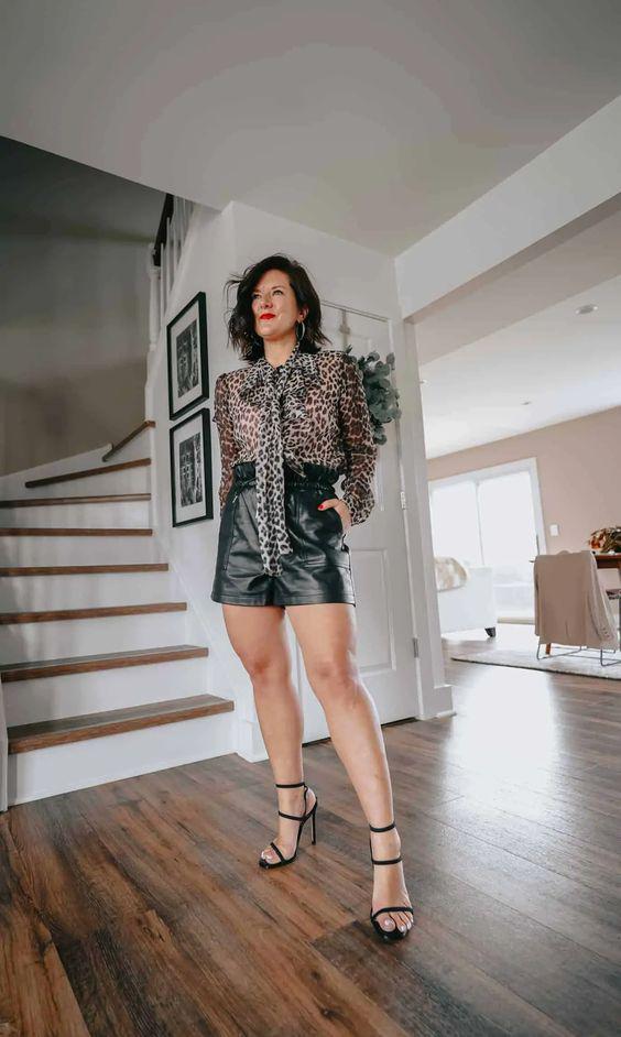 Outfits elegantes con shorts negros de piel