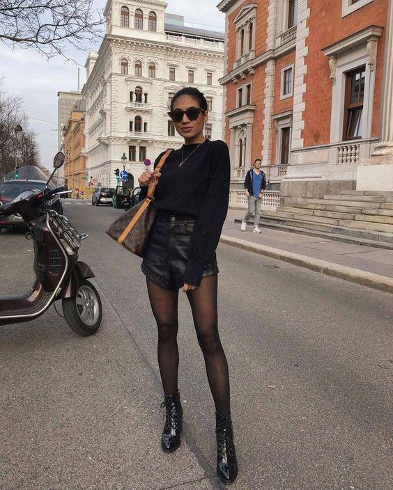 Ideas de outfits completamente negros con shorts de piel