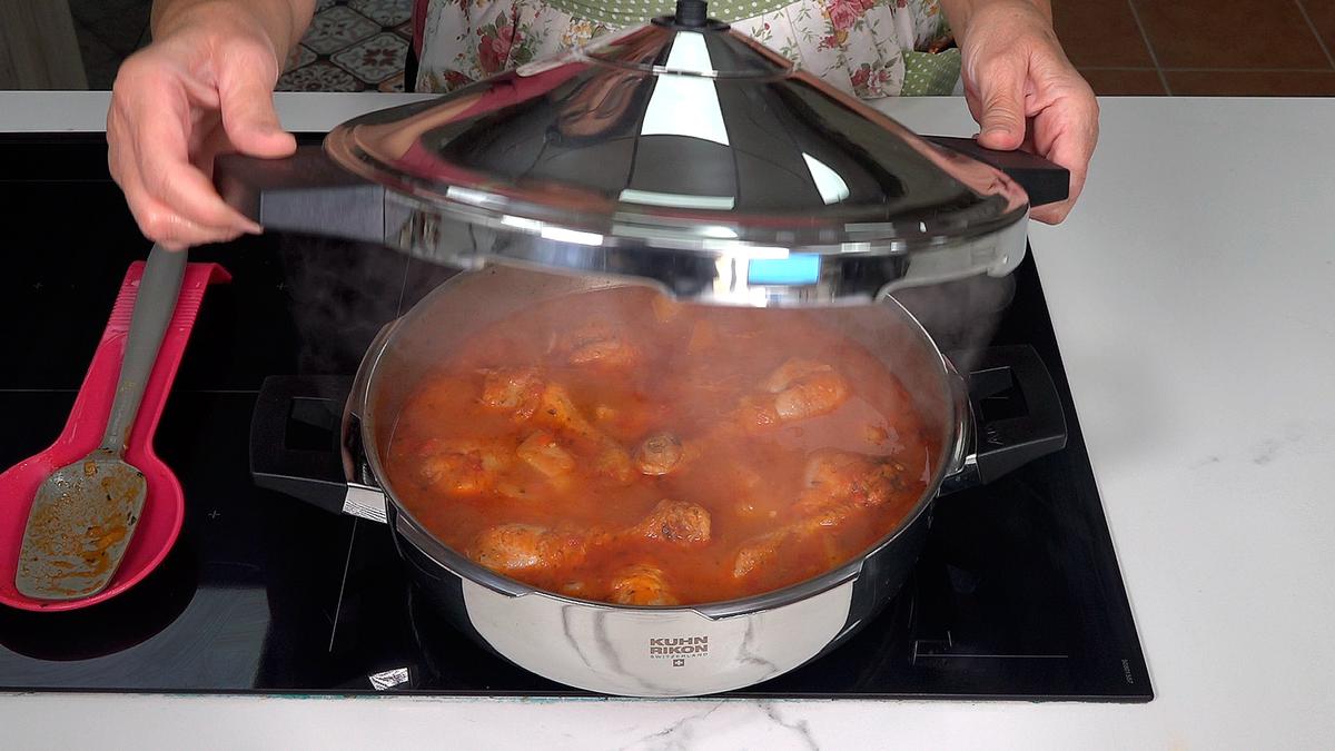 Guiso de pollo con patatas. Saludable y delicioso guiso que resulta muy fácil de hacer y rinde mucho - Loli Domínguez - Foto 6