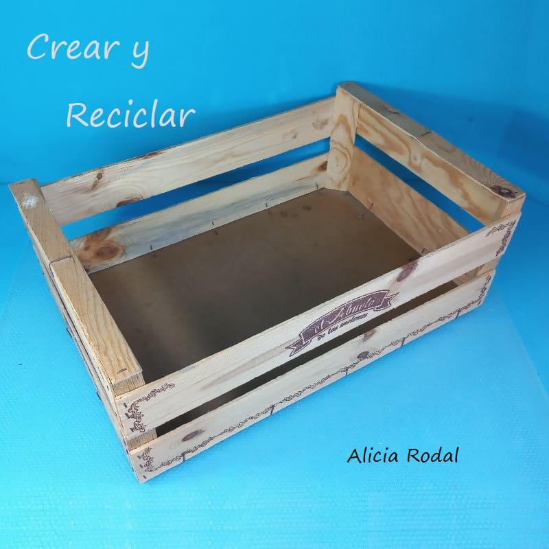 Hacer muebles para tu casa nunca ha sido tan fácil, tan solo necesitamos cajas de frutas o huacales de madera y un poquito de imaginación y creatividad. Aquí encontrarás pasos simples para transformar una caja de madera de frutas en un mueble original y económico.
