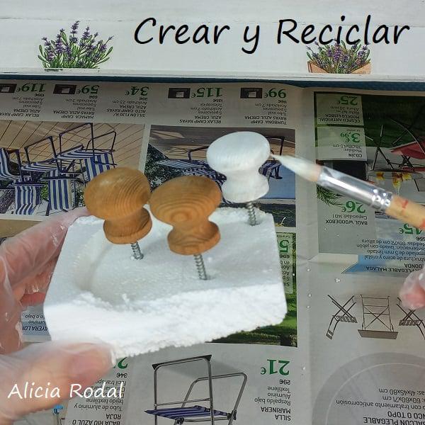 Hacer muebles para tu casa nunca ha sido tan fácil, tan solo necesitamos cajas de frutas o huacales de madera y un poquito de imaginación y creatividad. Aquí encontrarás pasos simples para transformar una caja de madera de frutas en un mueble original y económico.