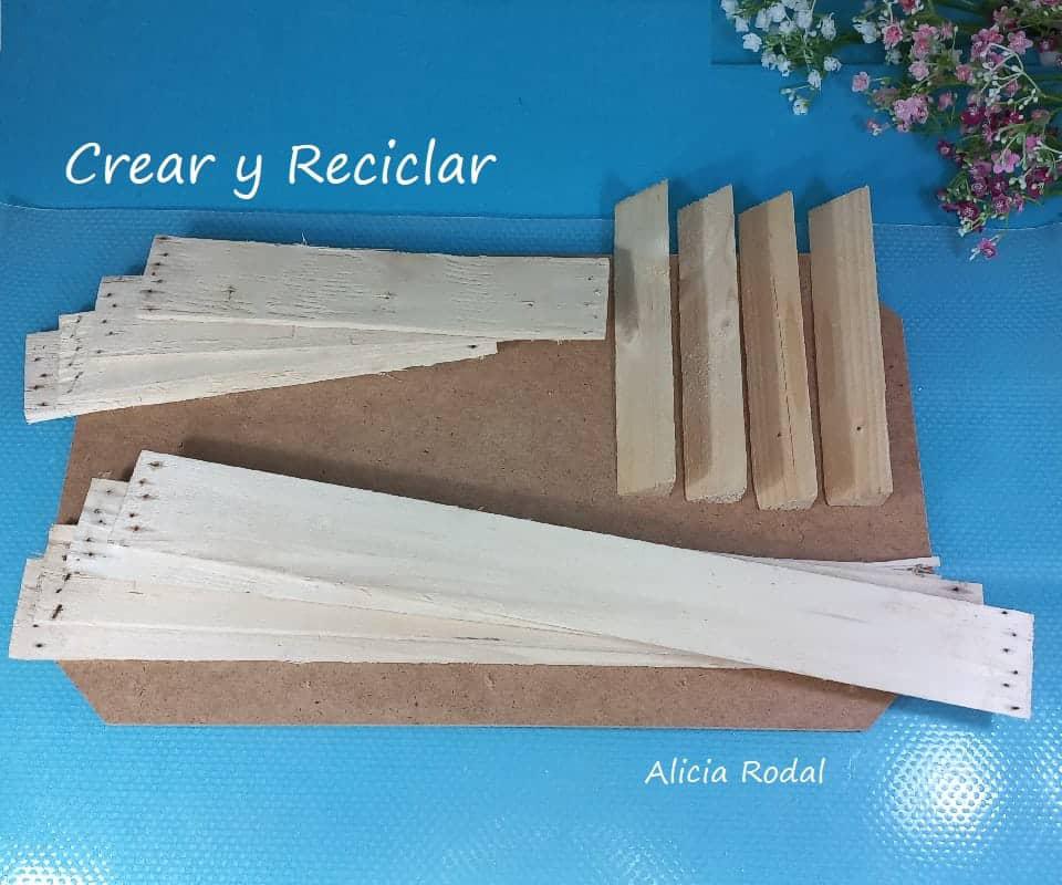 Hacer muebles para tu casa nunca ha sido tan fácil, tan solo necesitamos cajas de frutas o huacales de madera y un poquito de imaginación y creatividad. Aquí encontrarás pasos simples para transformar una caja de madera de frutas en un mueble original y económico.