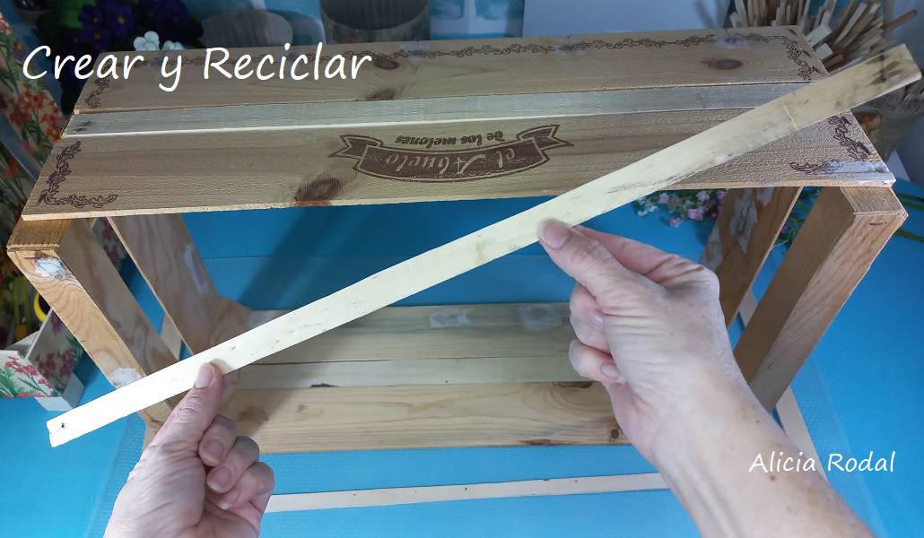 Hacer muebles para tu casa nunca ha sido tan fácil, tan solo necesitamos cajas de frutas o huacales de madera y un poquito de imaginación y creatividad. Aquí encontrarás pasos simples para transformar una caja de madera de frutas en un mueble original y económico.
