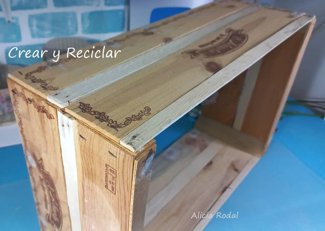Hacer muebles para tu casa nunca ha sido tan fácil, tan solo necesitamos cajas de frutas o huacales de madera y un poquito de imaginación y creatividad. Aquí encontrarás pasos simples para transformar una caja de madera de frutas en un mueble original y económico.