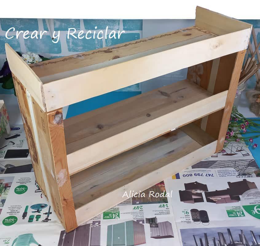 Hacer muebles para tu casa nunca ha sido tan fácil, tan solo necesitamos cajas de frutas o huacales de madera y un poquito de imaginación y creatividad. Aquí encontrarás pasos simples para transformar una caja de madera de frutas en un mueble original y económico.