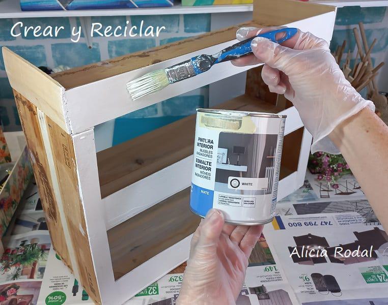Hacer muebles para tu casa nunca ha sido tan fácil, tan solo necesitamos cajas de frutas o huacales de madera y un poquito de imaginación y creatividad. Aquí encontrarás pasos simples para transformar una caja de madera de frutas en un mueble original y económico.