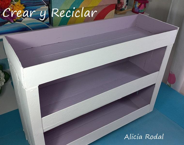 Hacer muebles para tu casa nunca ha sido tan fácil, tan solo necesitamos cajas de frutas o huacales de madera y un poquito de imaginación y creatividad. Aquí encontrarás pasos simples para transformar una caja de madera de frutas en un mueble original y económico.