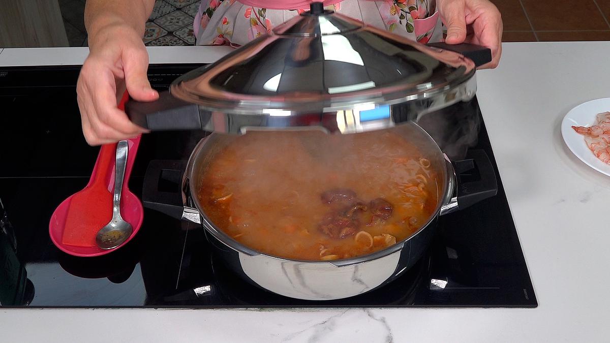 GUISO DE GARBANZOS A LA MARINERA. Saludable y delicioso guiso de garbanzos que combina de maravilla con el sabor de los calamares y las gambas - Loli Domínguez - Foto 8