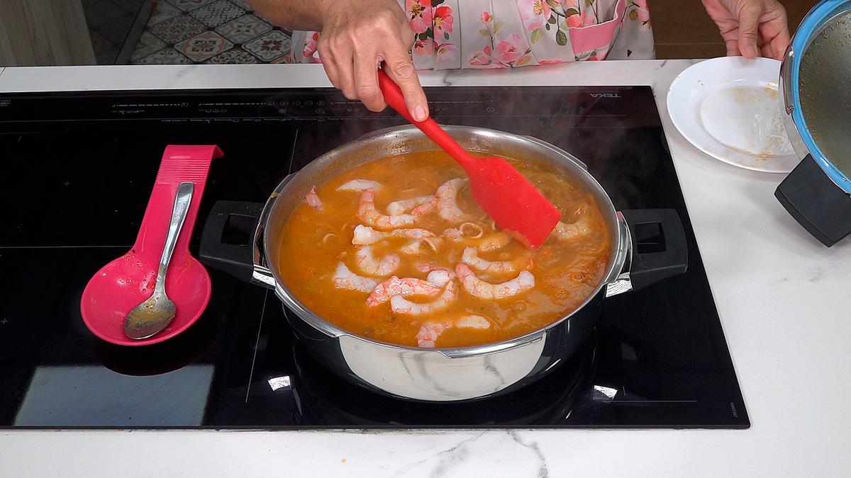GUISO DE GARBANZOS A LA MARINERA. Saludable y delicioso guiso de garbanzos que combina de maravilla con el sabor de los calamares y las gambas - Loli Domínguez - Foto 9
