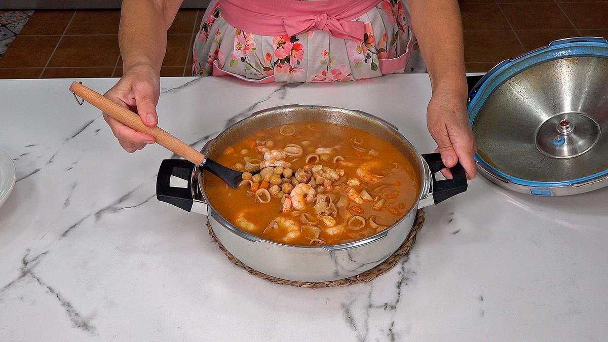 GUISO DE GARBANZOS A LA MARINERA. Saludable y delicioso guiso de garbanzos que combina de maravilla con el sabor de los calamares y las gambas - Loli Domínguez - Foto 10