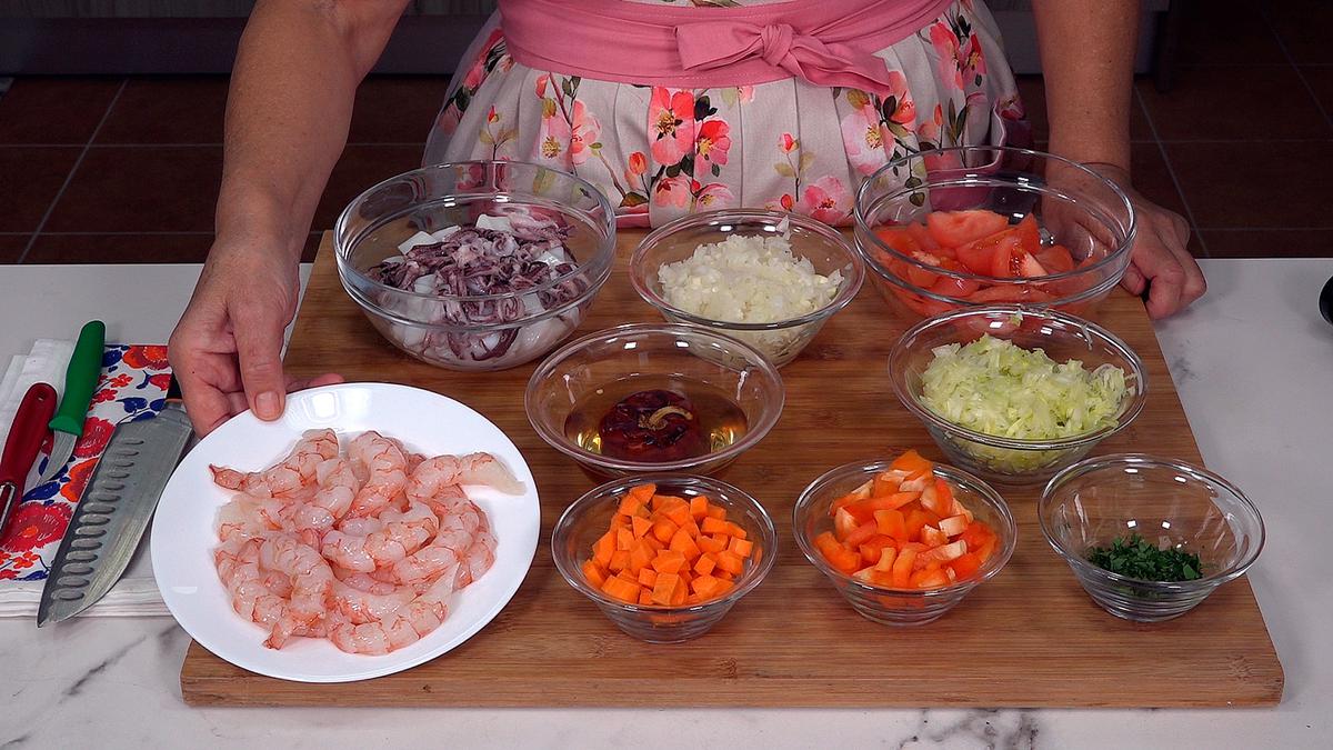 GUISO DE GARBANZOS A LA MARINERA. Saludable y delicioso guiso de garbanzos que combina de maravilla con el sabor de los calamares y las gambas - Loli Domínguez - Foto 2