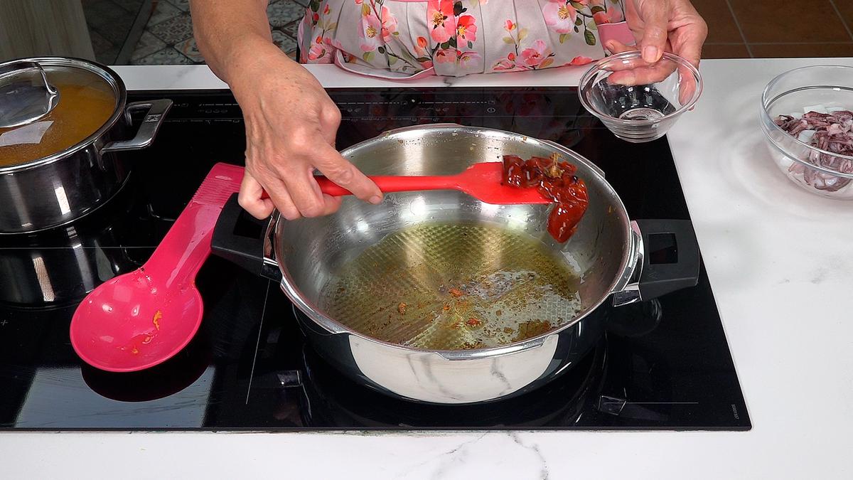 GUISO DE GARBANZOS A LA MARINERA. Saludable y delicioso guiso de garbanzos que combina de maravilla con el sabor de los calamares y las gambas - Loli Domínguez - Foto 5