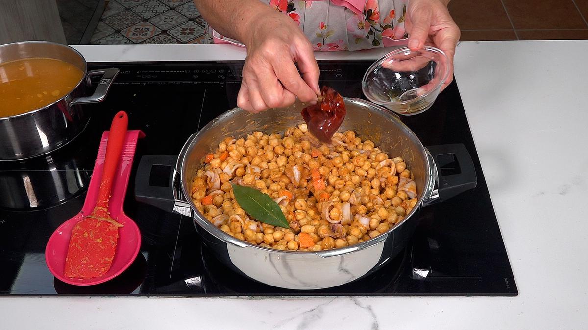 GUISO DE GARBANZOS A LA MARINERA. Saludable y delicioso guiso de garbanzos que combina de maravilla con el sabor de los calamares y las gambas - Loli Domínguez - Foto 6