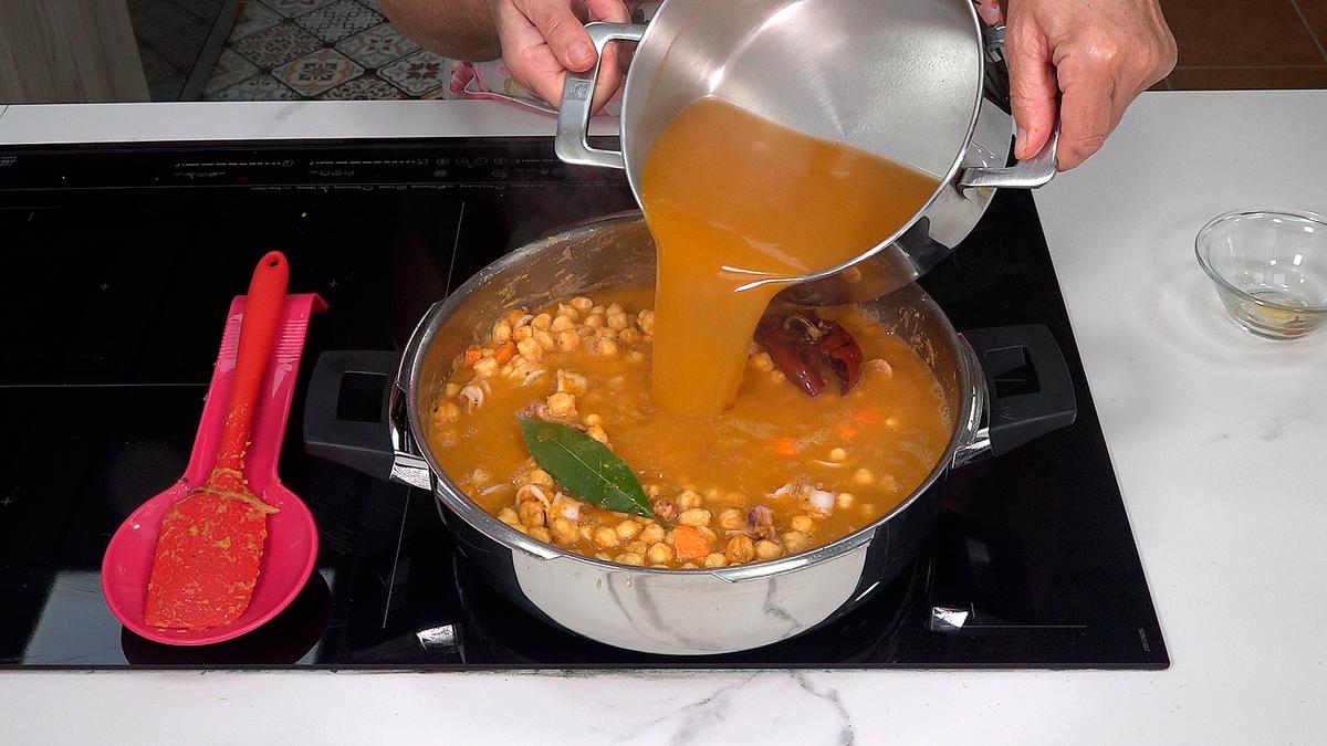 GUISO DE GARBANZOS A LA MARINERA. Saludable y delicioso guiso de garbanzos que combina de maravilla con el sabor de los calamares y las gambas - Loli Domínguez - Foto 7