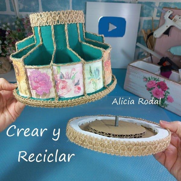 Vamos a transformar unos simples tubos o rollos de cartón del papel higiénico, en un precioso organizador giratorio de mesa para tus herramientas de trabajo de manualidades o lo que quieras. DIY y además lo vamos a proteger y plastificar con resina o barniz casero.