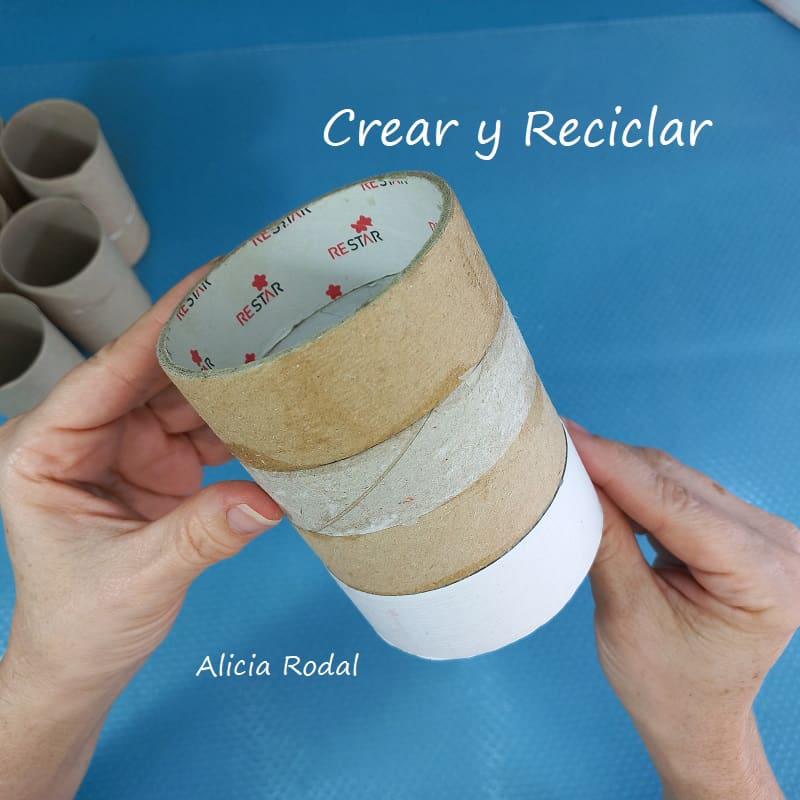 Vamos a transformar unos simples tubos o rollos de cartón del papel higiénico, en un precioso organizador giratorio de mesa para tus herramientas de trabajo de manualidades o lo que quieras. DIY y además lo vamos a proteger y plastificar con resina o barniz casero.