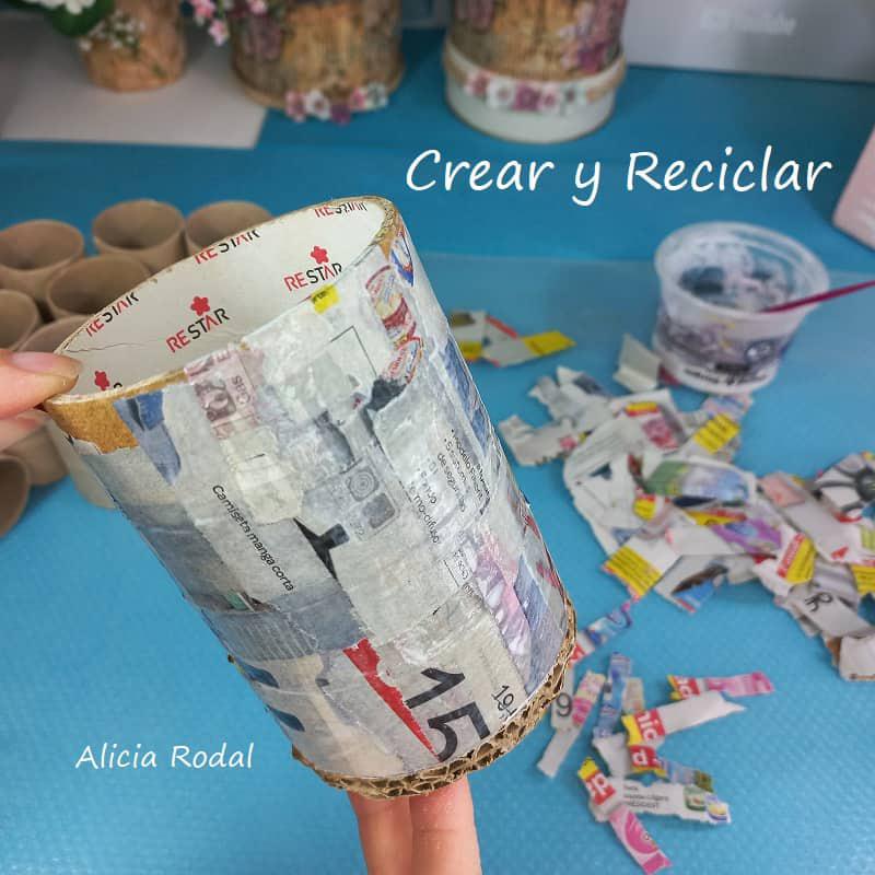 Vamos a transformar unos simples tubos o rollos de cartón del papel higiénico, en un precioso organizador giratorio de mesa para tus herramientas de trabajo de manualidades o lo que quieras. DIY y además lo vamos a proteger y plastificar con resina o barniz casero.