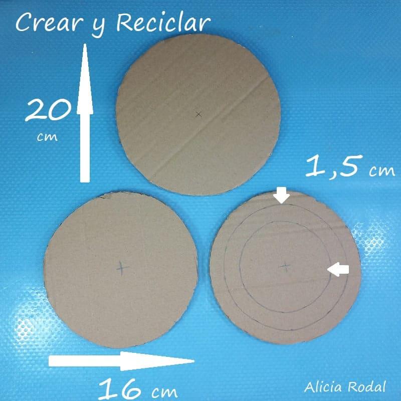 Vamos a transformar unos simples tubos o rollos de cartón del papel higiénico, en un precioso organizador giratorio de mesa para tus herramientas de trabajo de manualidades o lo que quieras. DIY y además lo vamos a proteger y plastificar con resina o barniz casero.