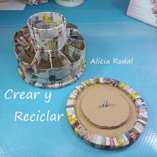 Vamos a transformar unos simples tubos o rollos de cartón del papel higiénico, en un precioso organizador giratorio de mesa para tus herramientas de trabajo de manualidades o lo que quieras. DIY y además lo vamos a proteger y plastificar con resina o barniz casero.