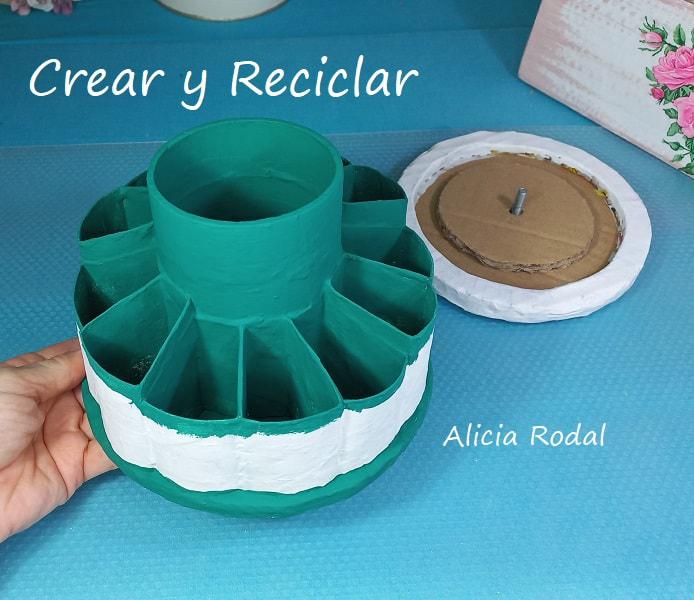 Vamos a transformar unos simples tubos o rollos de cartón del papel higiénico, en un precioso organizador giratorio de mesa para tus herramientas de trabajo de manualidades o lo que quieras. DIY y además lo vamos a proteger y plastificar con resina o barniz casero.