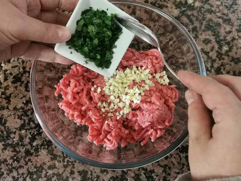 Carne picada ajo perejil
