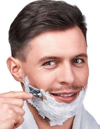Afeitarse con cuchilla a favor del nacimiento del vello facial