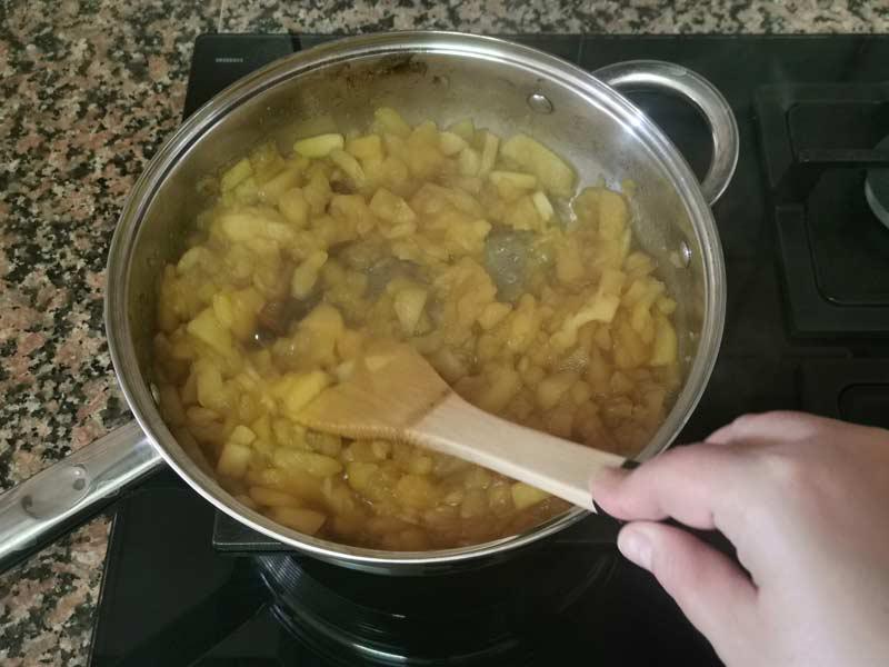 Remueve compota varias veces