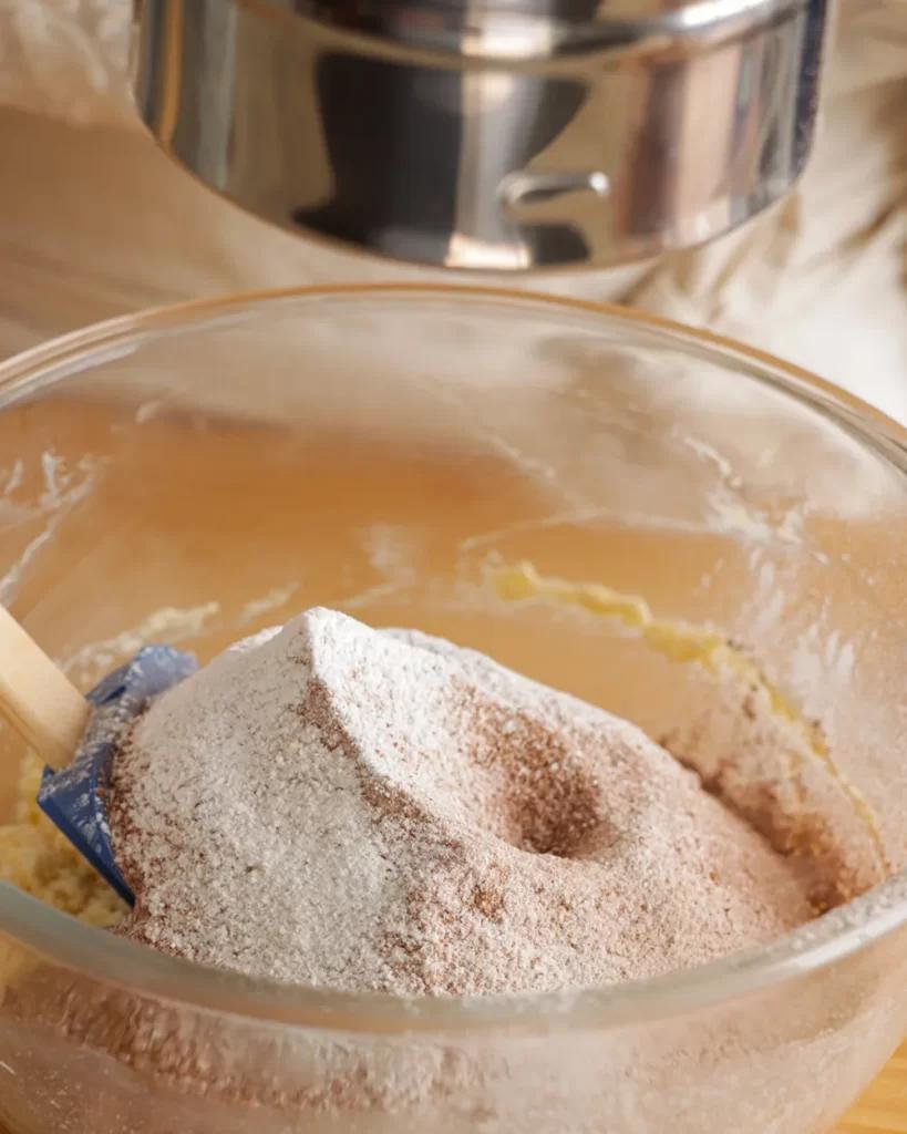 harina tamizada en un bowl