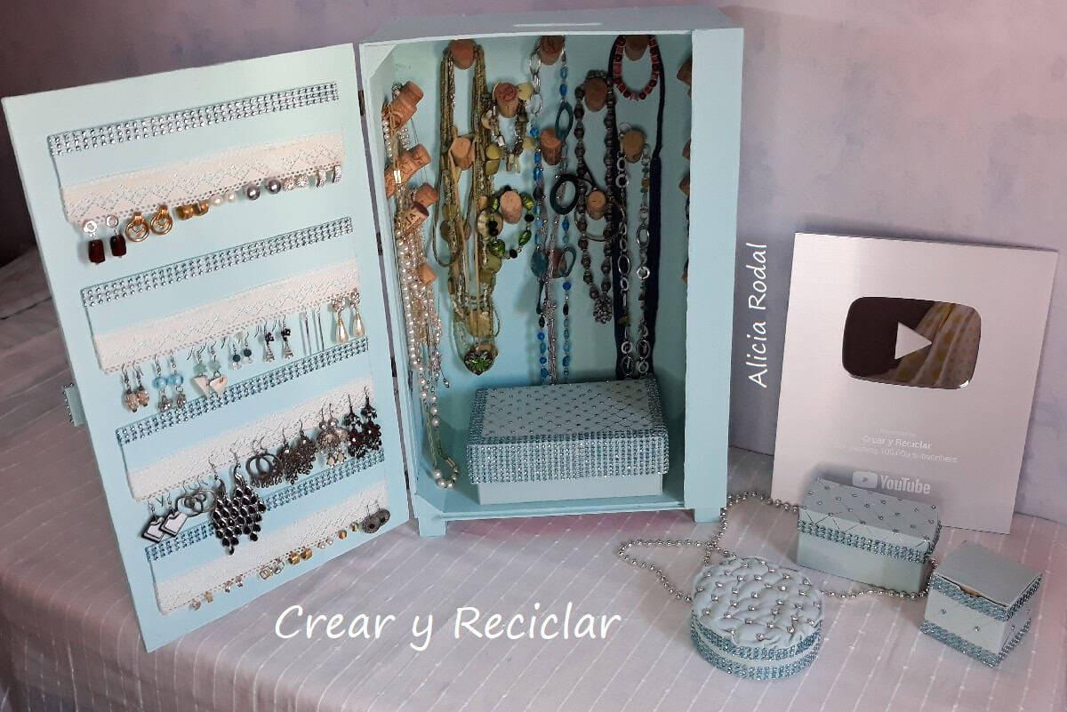 Con las cajas de frutas podemos hacer cosas increíbles, desde simples organizadores hasta espectaculares muebles para el baño o la cocina, tan solo necesitas unas cajas de madera de frutas o verduras, esas que consigues en las fruterías, algún que otro material reciclado y un poco de imaginación y creatividad.