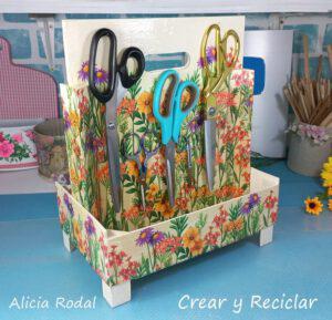 Con las cajas de frutas podemos hacer cosas increíbles, desde simples organizadores hasta espectaculares muebles para el baño o la cocina, tan solo necesitas unas cajas de madera de frutas o verduras, esas que consigues en las fruterías, algún que otro material reciclado y un poco de imaginación y creatividad.
