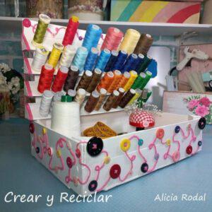 Con las cajas de frutas podemos hacer cosas increíbles, desde simples organizadores hasta espectaculares muebles para el baño o la cocina, tan solo necesitas unas cajas de madera de frutas o verduras, esas que consigues en las fruterías, algún que otro material reciclado y un poco de imaginación y creatividad.