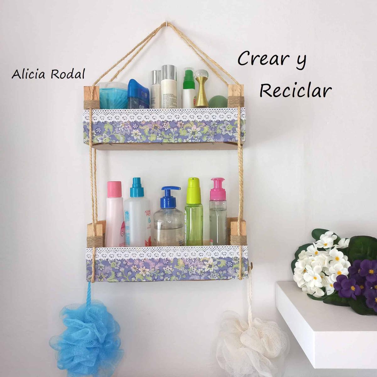 Con las cajas de frutas podemos hacer cosas increíbles, desde simples organizadores hasta espectaculares muebles para el baño o la cocina, tan solo necesitas unas cajas de madera de frutas o verduras, esas que consigues en las fruterías, algún que otro material reciclado y un poco de imaginación y creatividad.