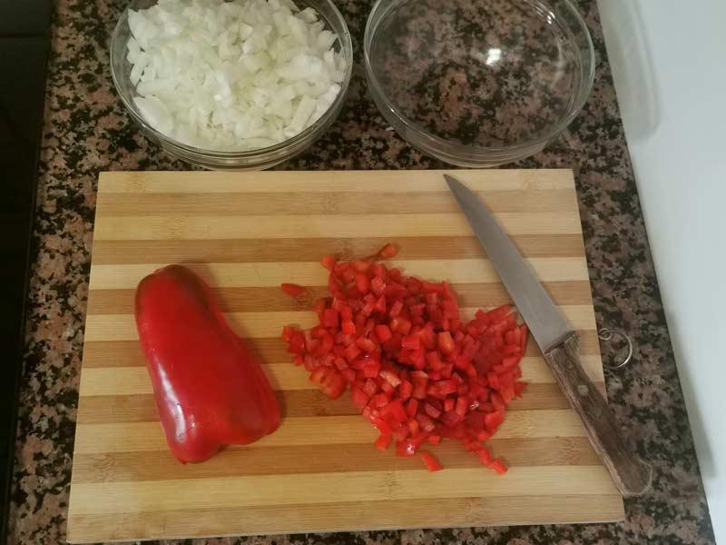 Cortar pimiento rojo y cebolla