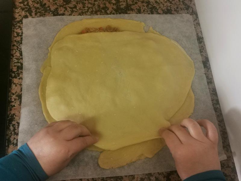 Cubre con mitad de la masa