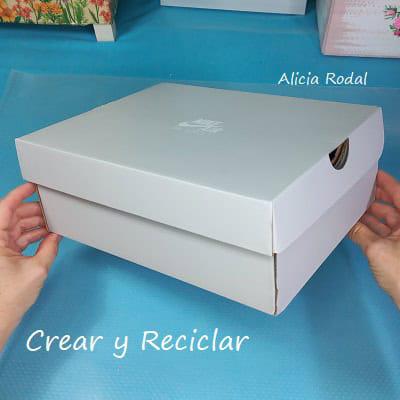 En este tutorial les voy a enseñar como hacer una original cesta organizador para tu casa con una caja de zapatos de cartón y rollos o tubos de cartón del papel de baño. Esta idea sirve para guardar lo que quieran, para el dormitorio, la mesa de la entrada de la casa, la cocina o el baño.