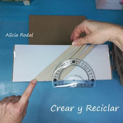 En este tutorial les voy a enseñar como hacer una original cesta organizador para tu casa con una caja de zapatos de cartón y rollos o tubos de cartón del papel de baño. Esta idea sirve para guardar lo que quieran, para el dormitorio, la mesa de la entrada de la casa, la cocina o el baño.