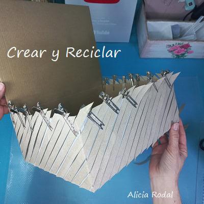En este tutorial les voy a enseñar como hacer una original cesta organizador para tu casa con una caja de zapatos de cartón y rollos o tubos de cartón del papel de baño. Esta idea sirve para guardar lo que quieran, para el dormitorio, la mesa de la entrada de la casa, la cocina o el baño.