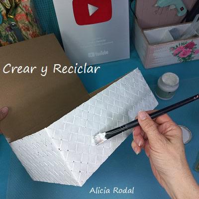 En este tutorial les voy a enseñar como hacer una original cesta organizador para tu casa con una caja de zapatos de cartón y rollos o tubos de cartón del papel de baño. Esta idea sirve para guardar lo que quieran, para el dormitorio, la mesa de la entrada de la casa, la cocina o el baño.