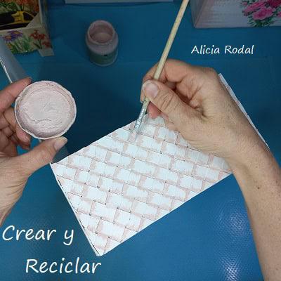 En este tutorial les voy a enseñar como hacer una original cesta organizador para tu casa con una caja de zapatos de cartón y rollos o tubos de cartón del papel de baño. Esta idea sirve para guardar lo que quieran, para el dormitorio, la mesa de la entrada de la casa, la cocina o el baño.
