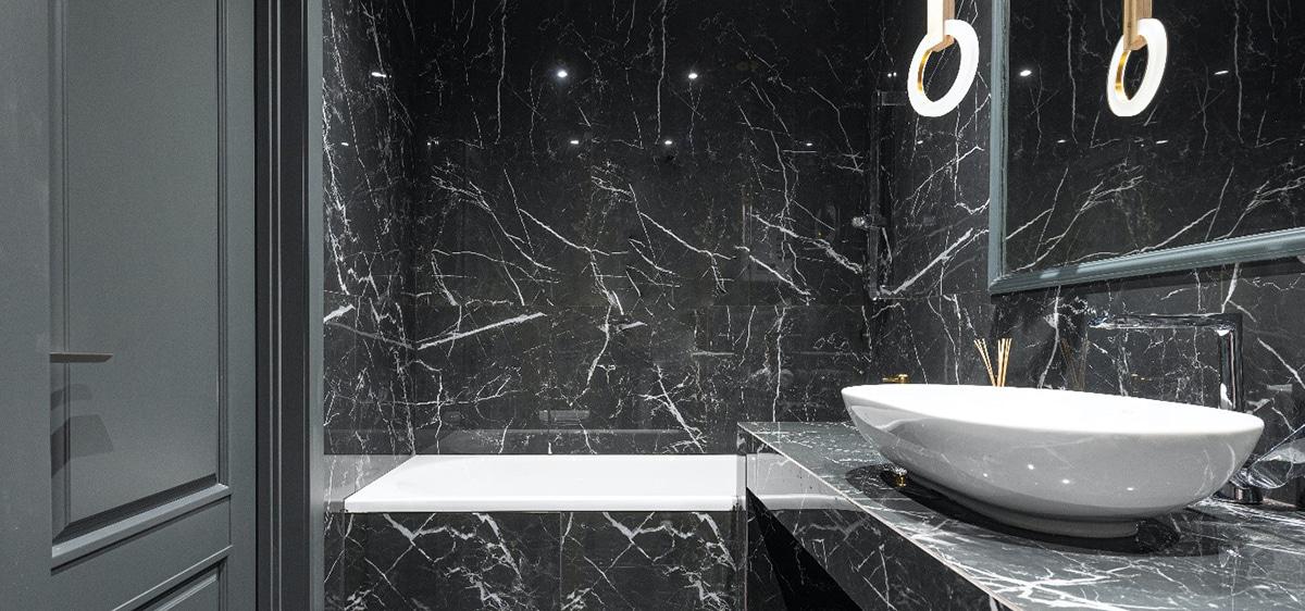 Baño con mármol negro