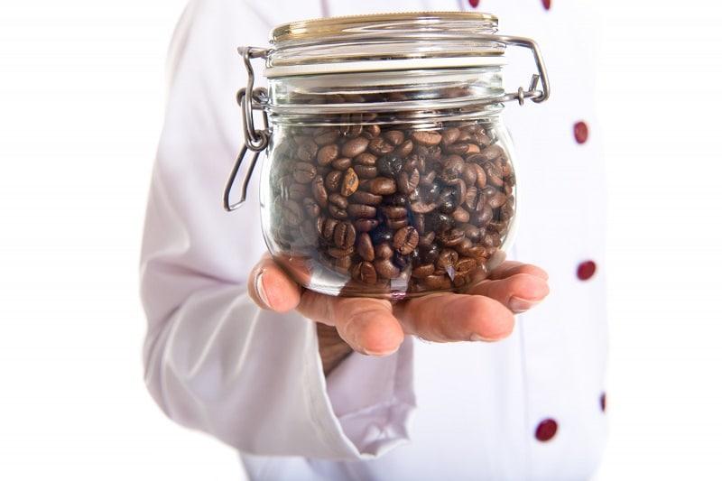 Café en un recipiente hermético