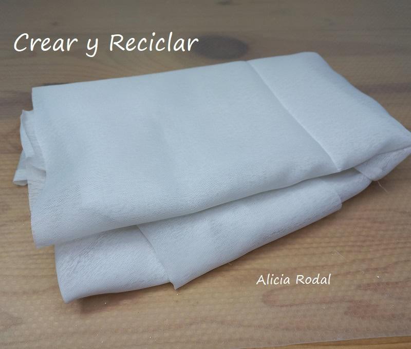 La tercera idea para hacer flores de tela con ropa usada. Este tutorial es la continuación de la publicación anterior donde les mostré 2 formas fáciles de hacer flores de tela con telas recicladas y les comenté que estaba trabajando en una tercera idea. Pues esta es la tercera opción para hacer flores de tela con ropa usada. Para este diseño de flor voy a reutilizar unas telas blancas que me sobraron de unas cortinas y que son perfectas por el tipo de tejido y textura.