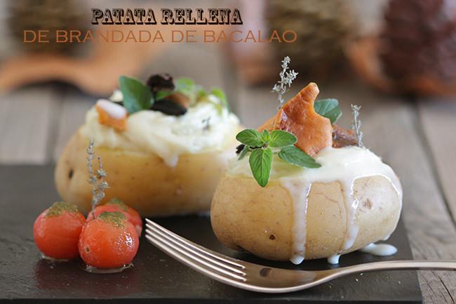 Patata rellena con brandada de bacalao,setas y crema de ajo