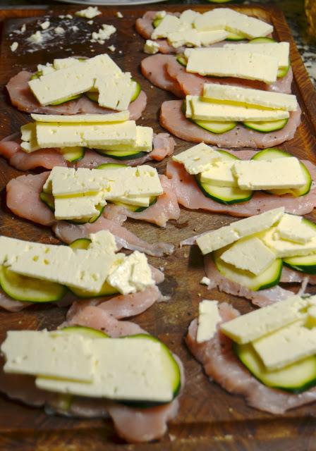 Saltimbocca de pavo con calabacín y queso feta